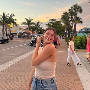 Meet your Posher, Ava